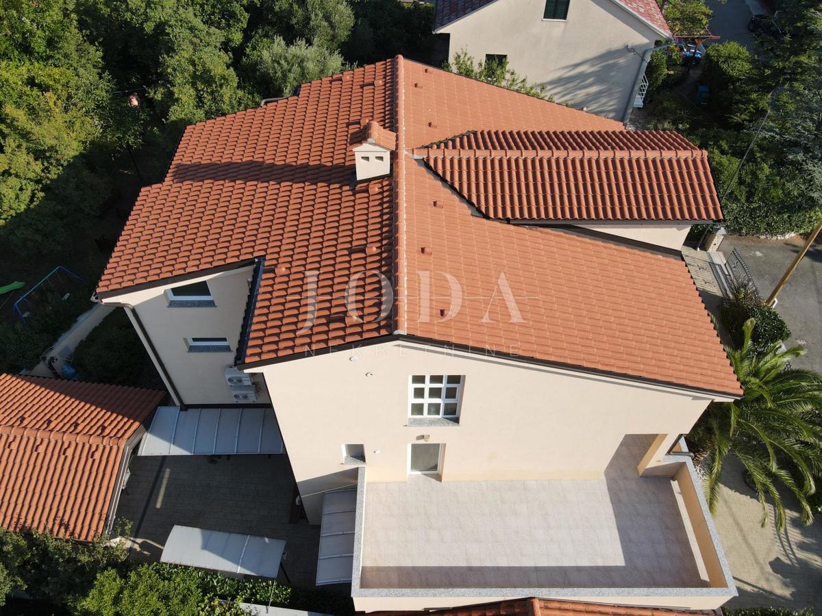 Appartamento JADRANOVO con garage, cucina estiva e taverna