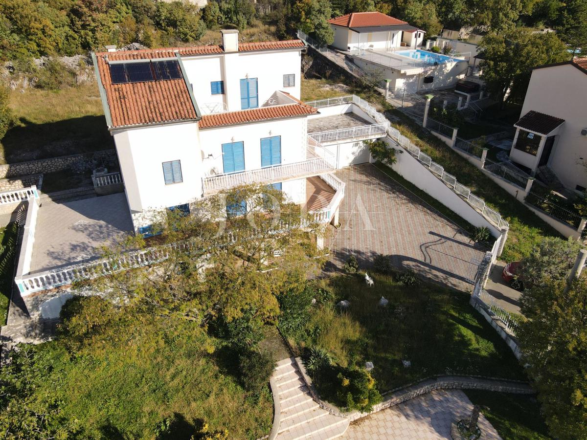 Casa con piscina e due garage