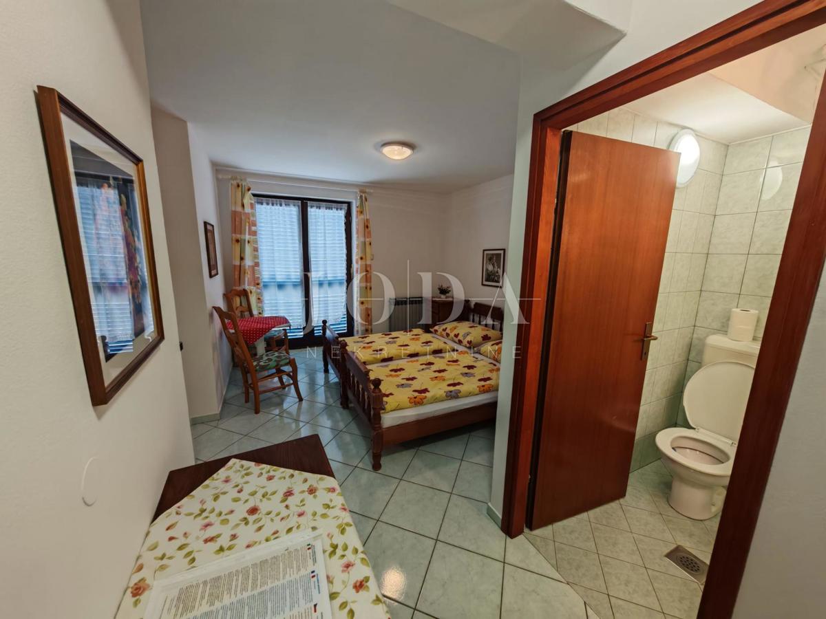 Casa con piscina e due garage