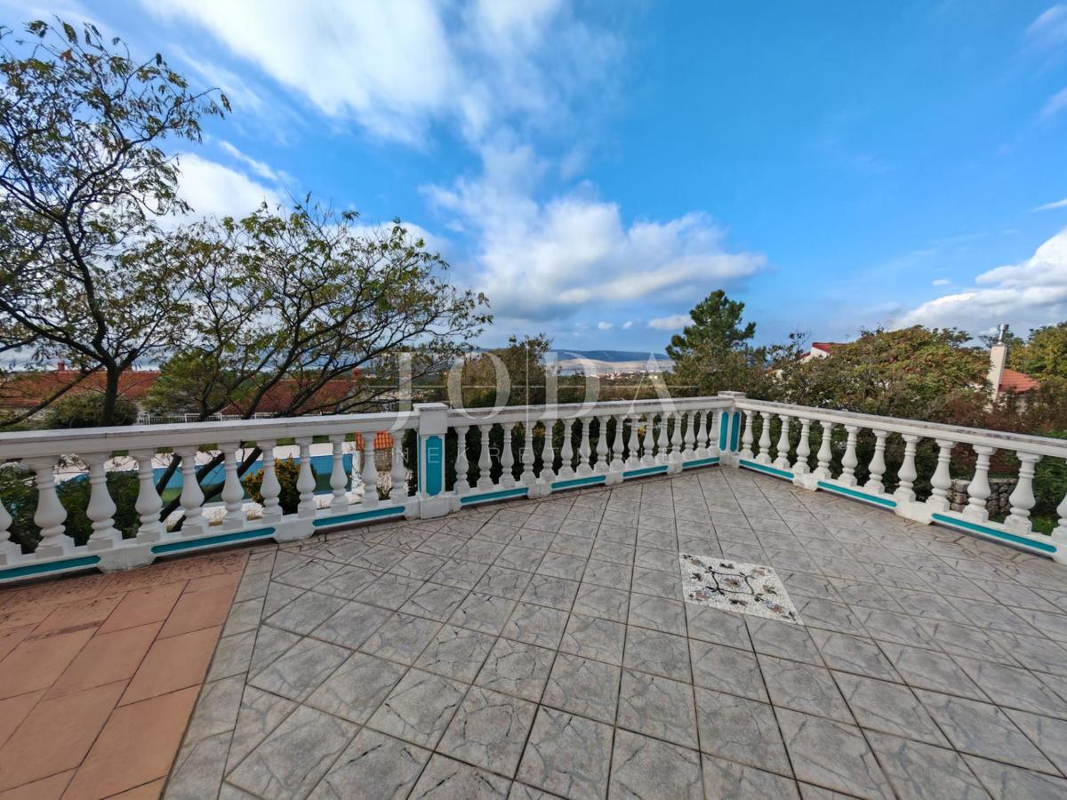 Casa con piscina e due garage