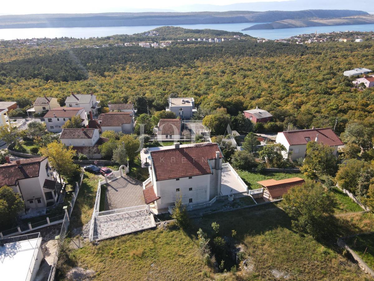 Casa con piscina e due garage