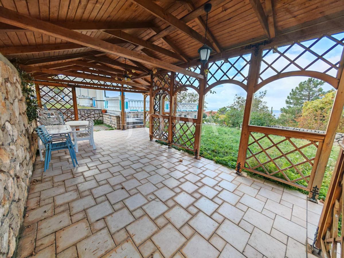 Casa con piscina e due garage