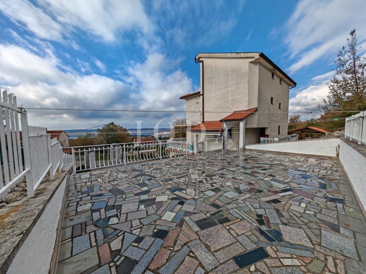 Casa con piscina e due garage