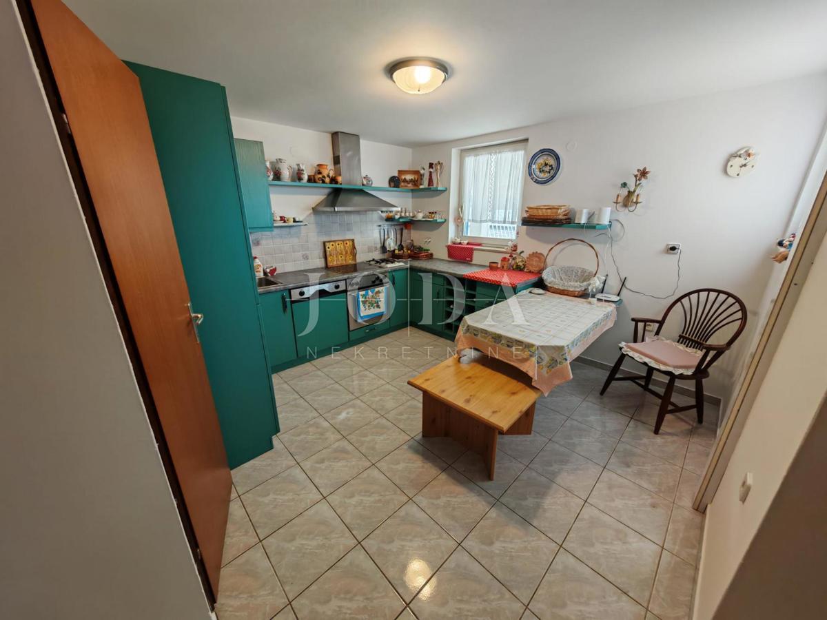 Casa con piscina e due garage