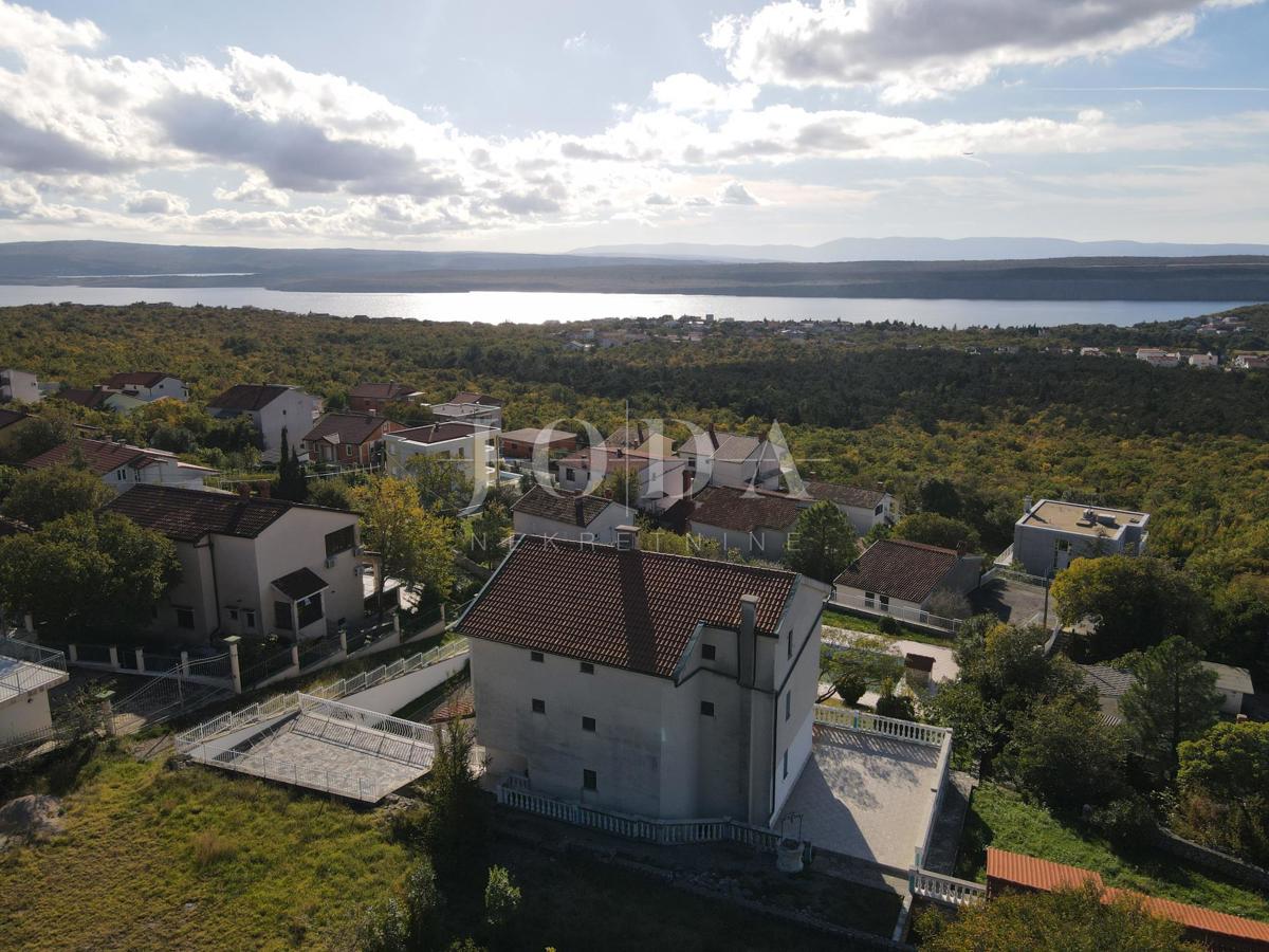 Casa con piscina e due garage