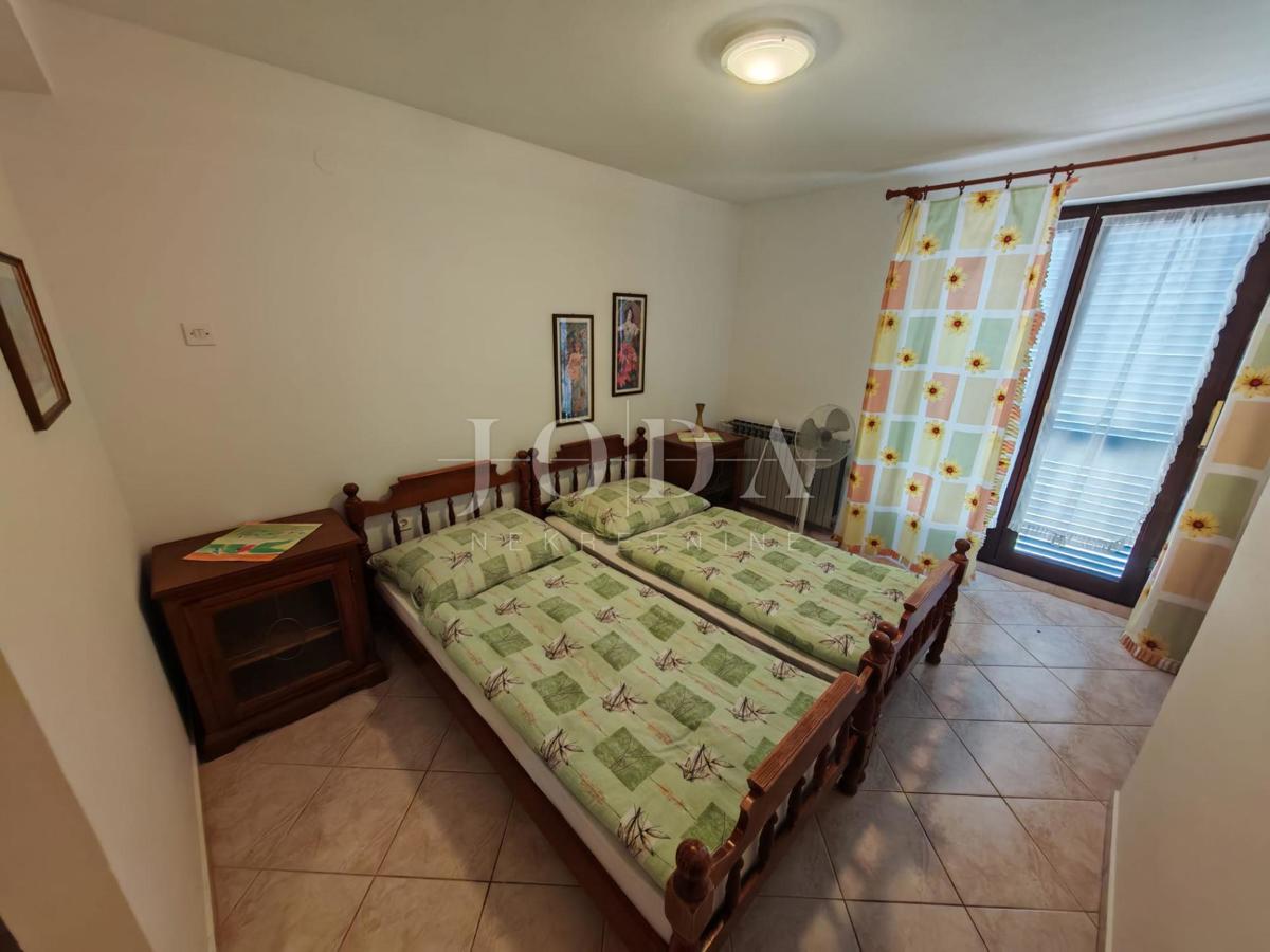 Casa con piscina e due garage