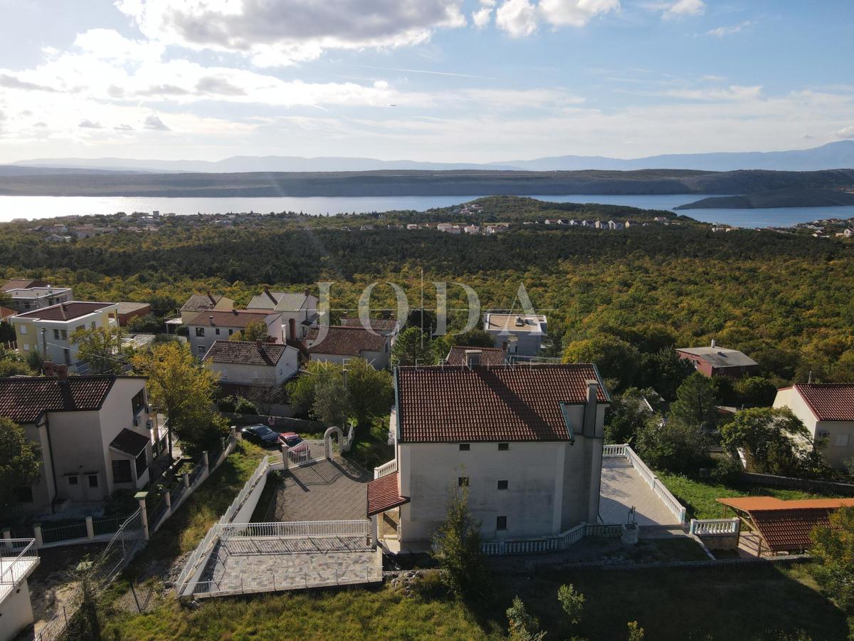 Casa con piscina e due garage