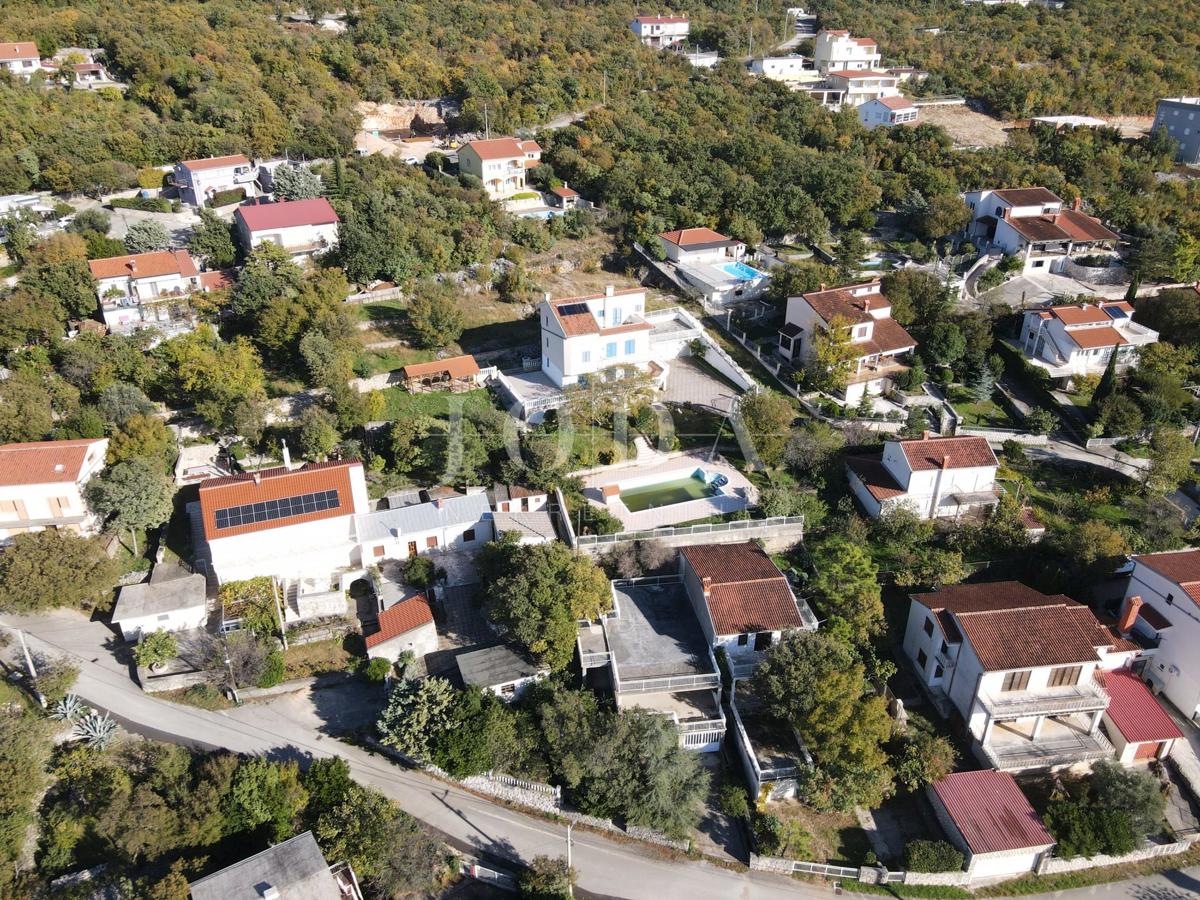Casa con piscina e due garage