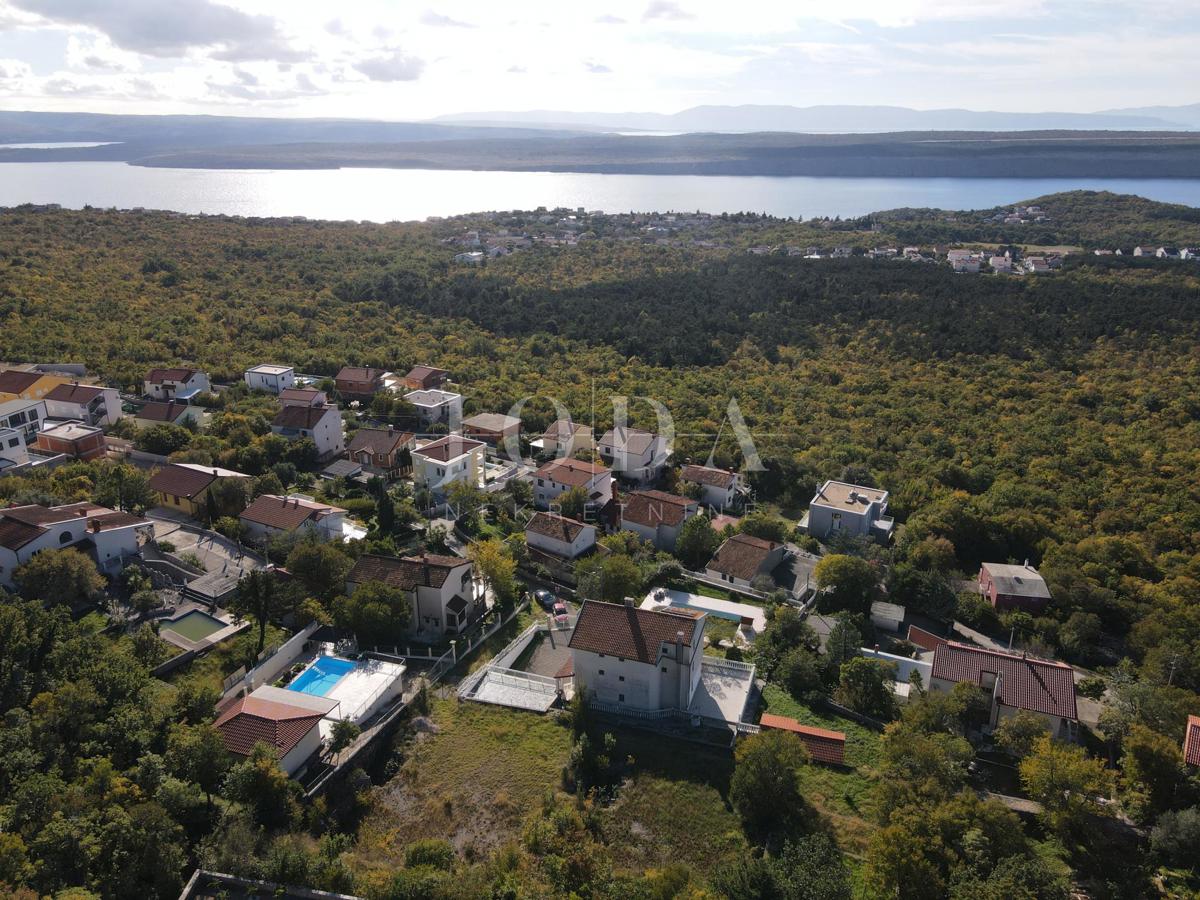 Casa con piscina e due garage