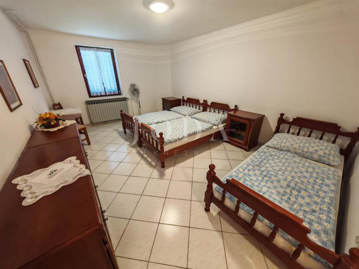 Casa con piscina e due garage