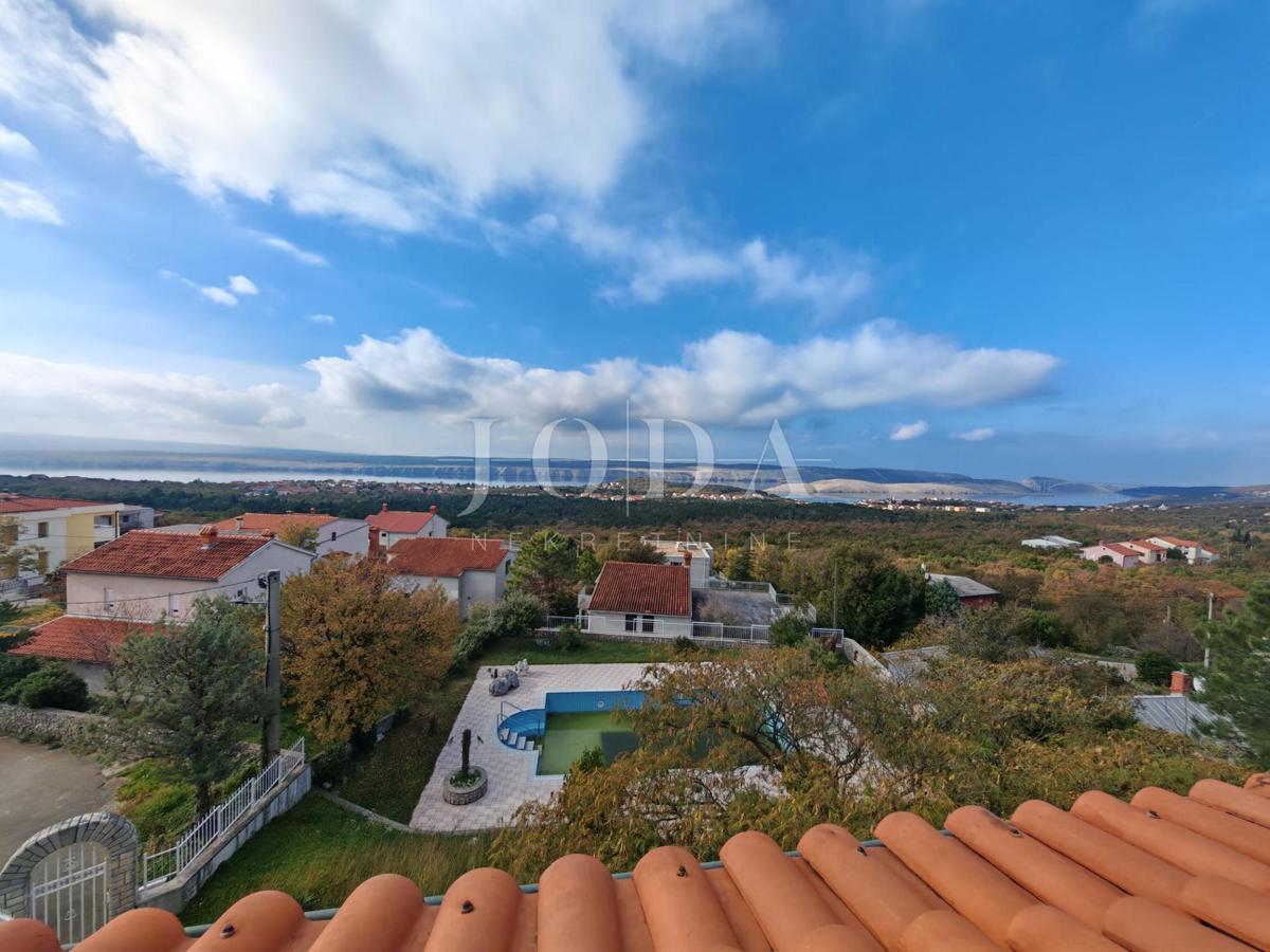 Casa con piscina e due garage