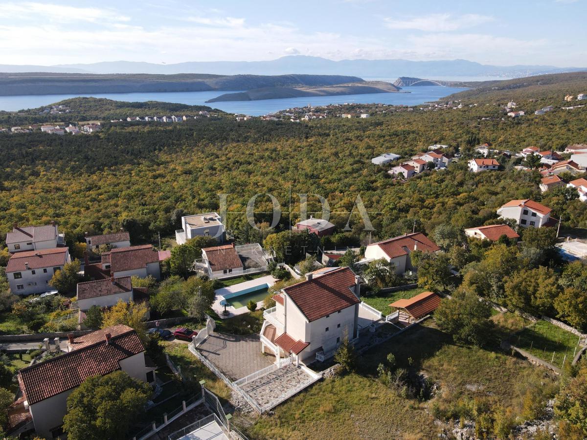 Casa con piscina e due garage