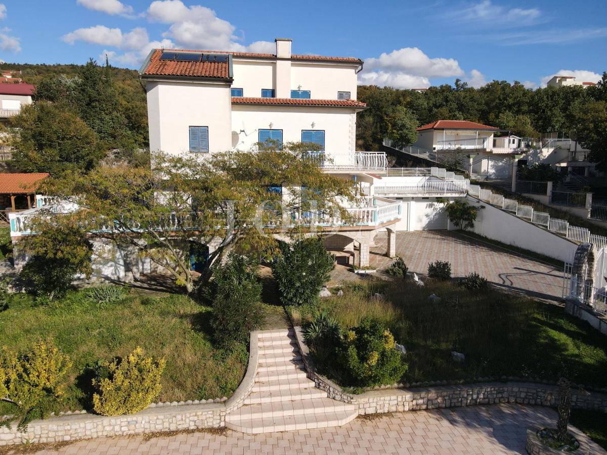 Casa con piscina e due garage