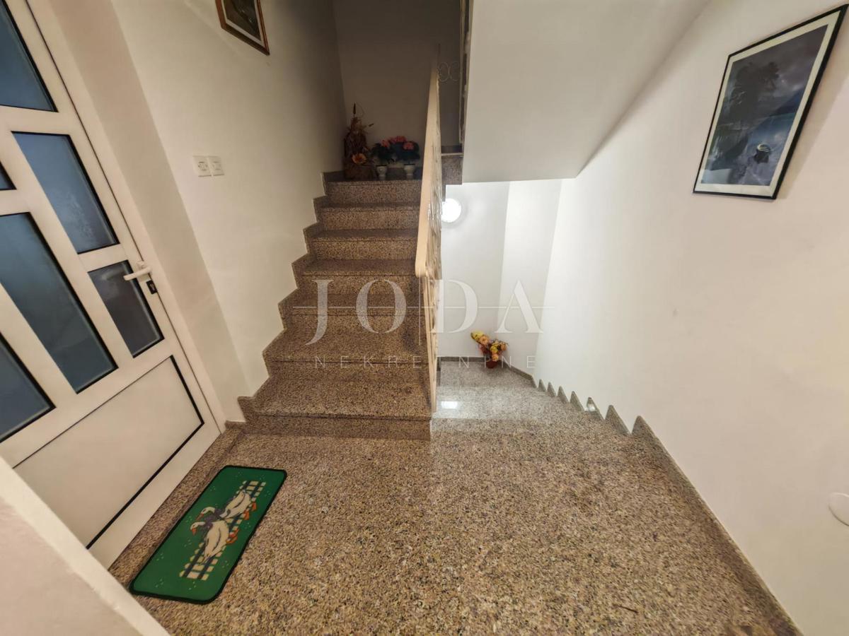 Casa con piscina e due garage