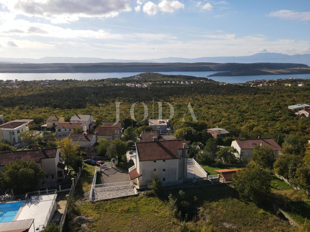 Casa con piscina e due garage