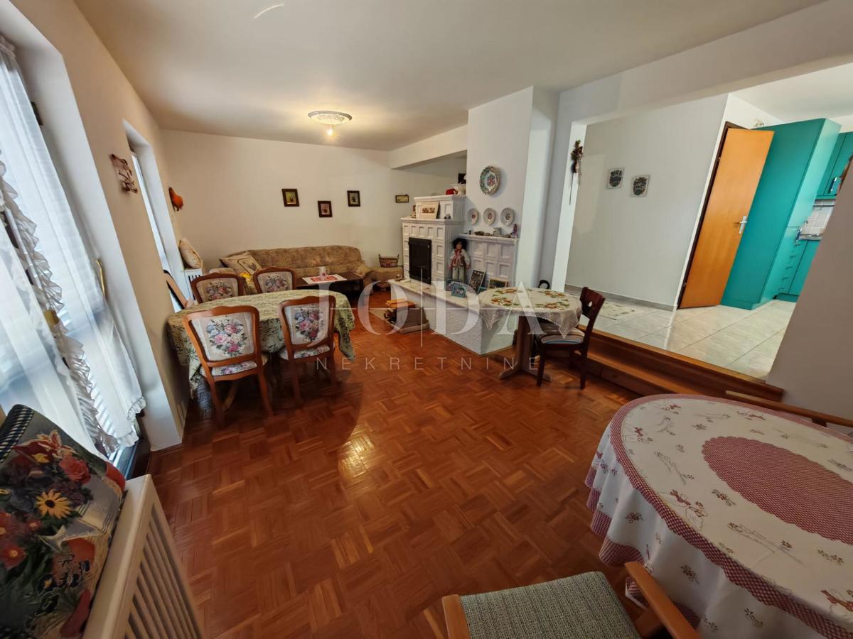 Casa con piscina e due garage