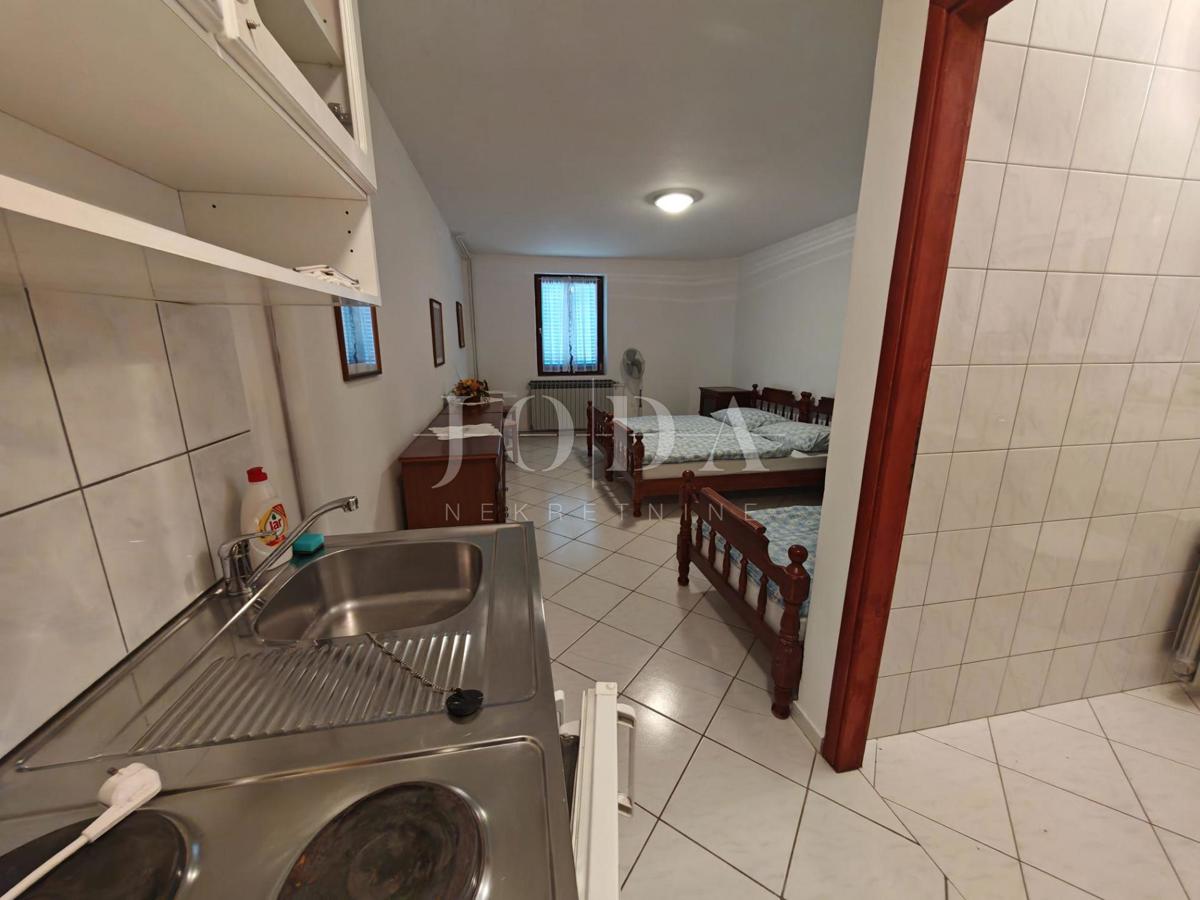 Casa con piscina e due garage