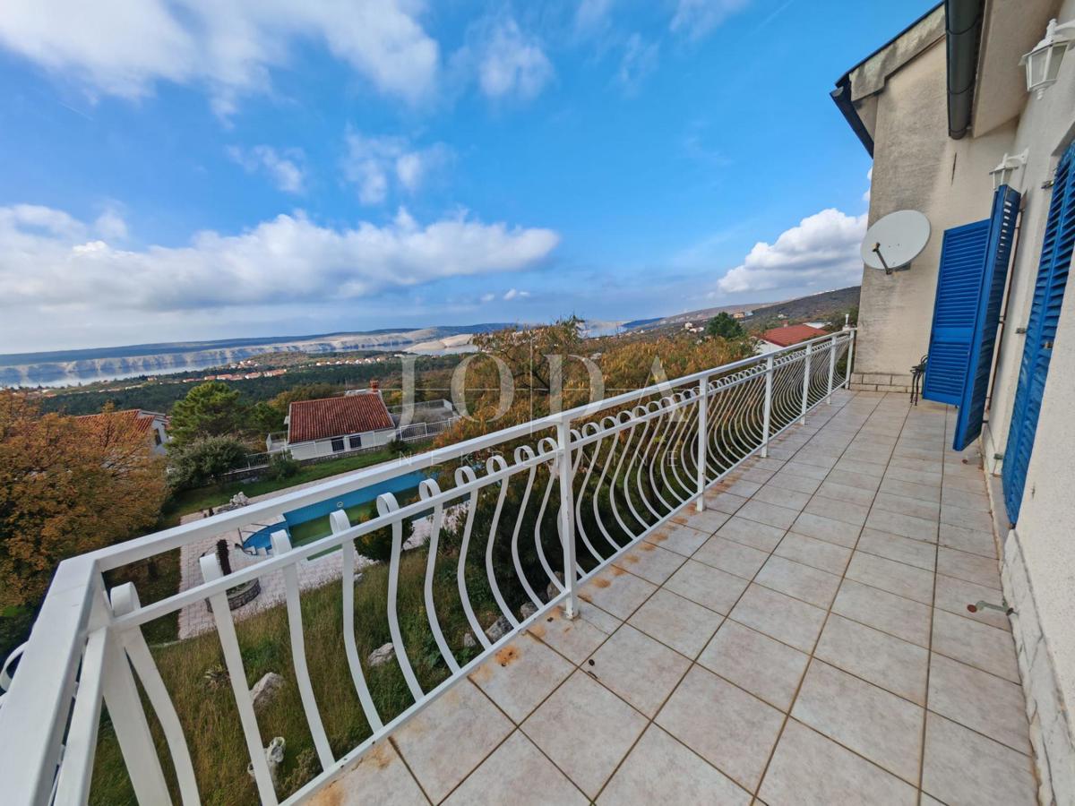 Casa con piscina e due garage