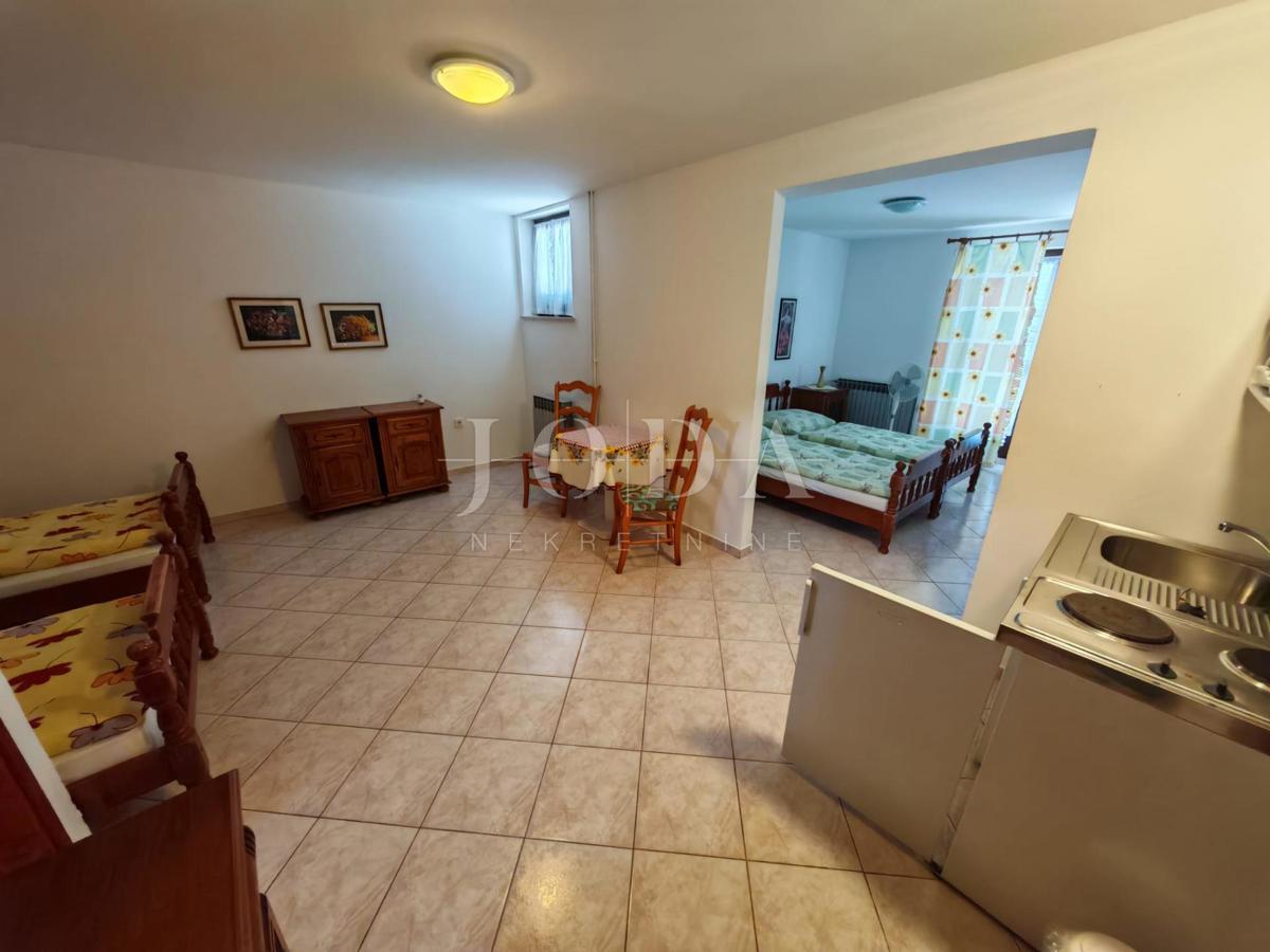 Casa con piscina e due garage