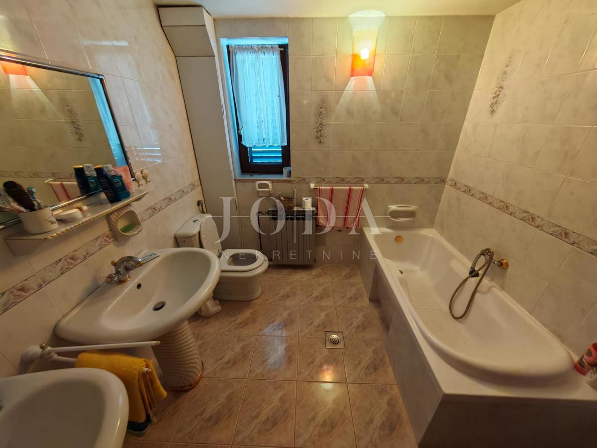 Casa con piscina e due garage