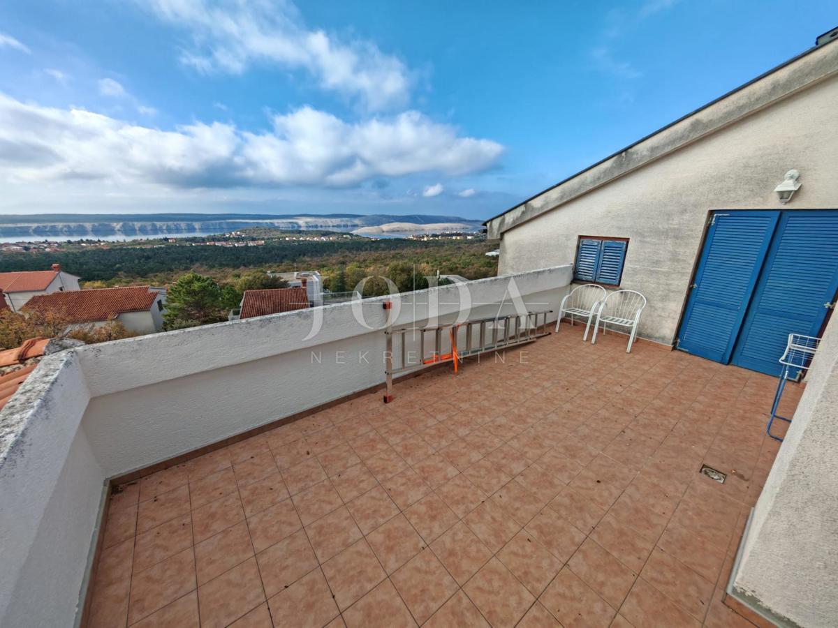 Casa con piscina e due garage