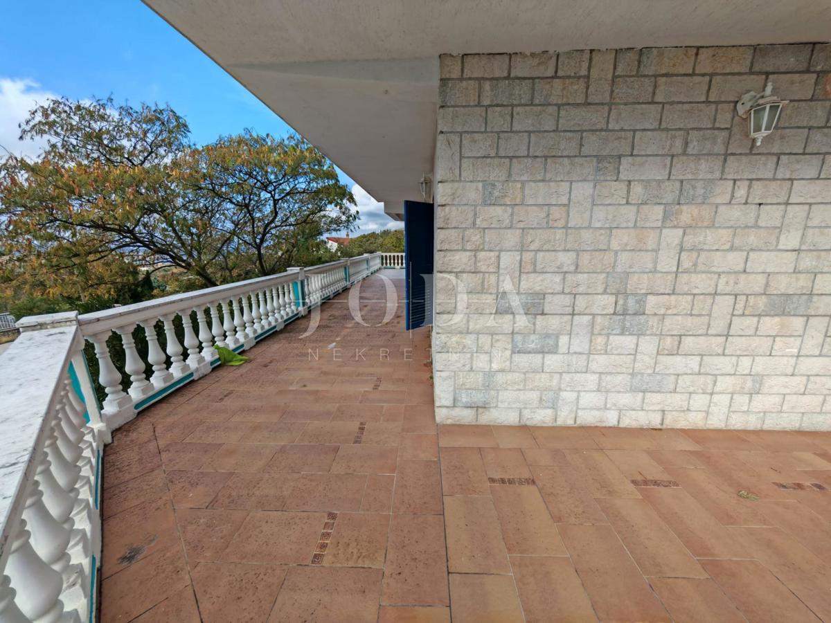 Casa con piscina e due garage