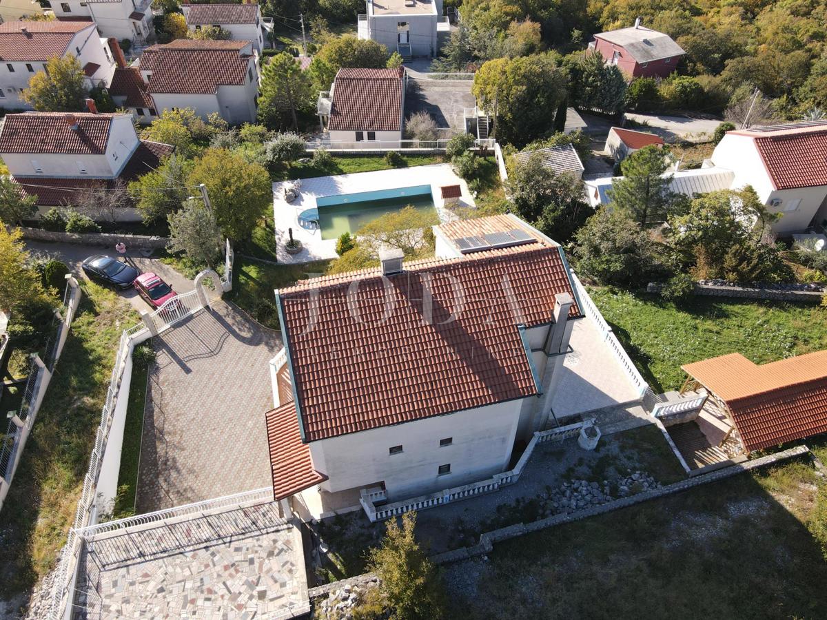 Casa con piscina e due garage