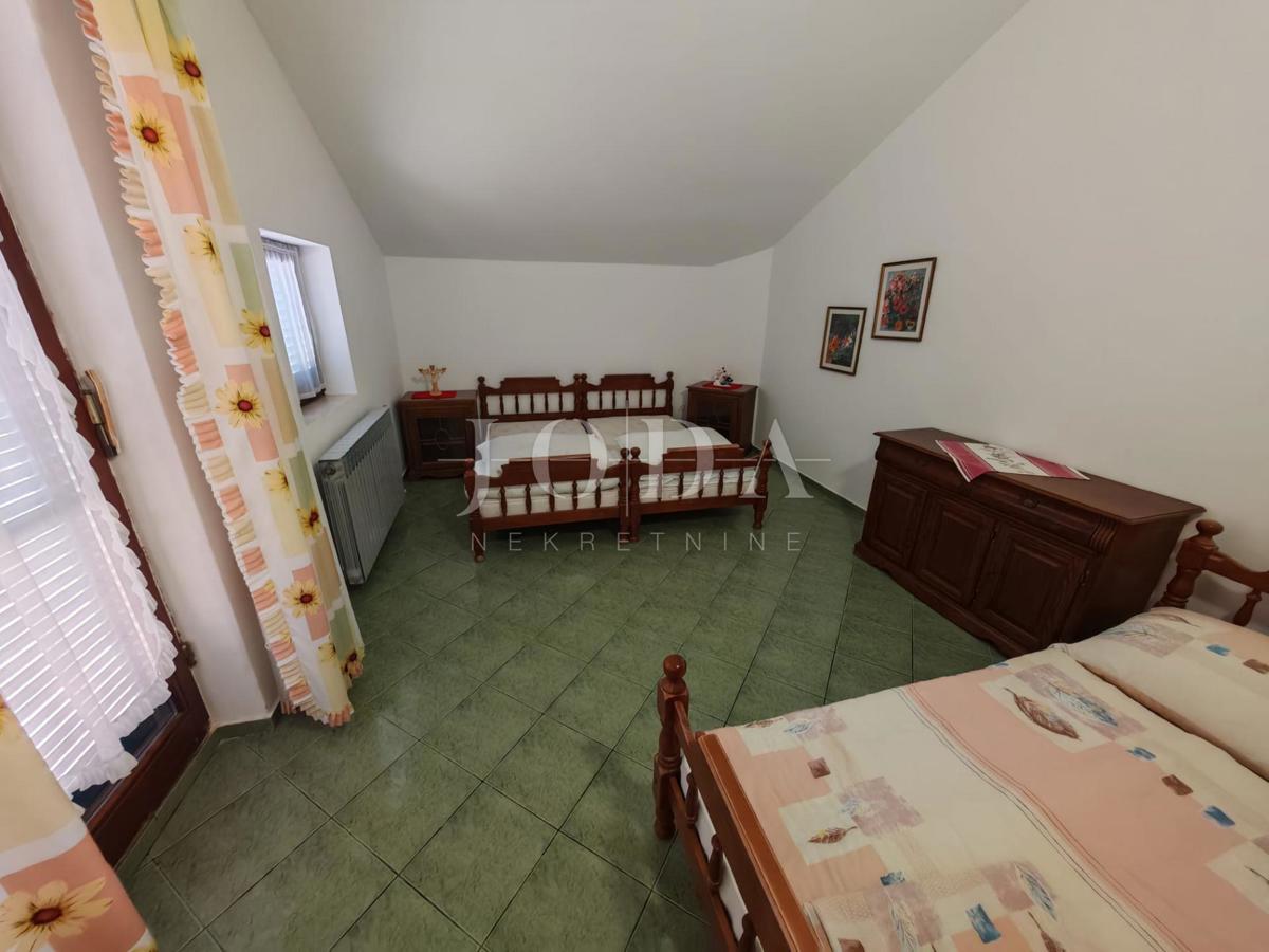 Casa con piscina e due garage