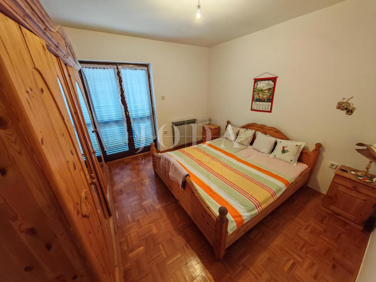 Casa con piscina e due garage