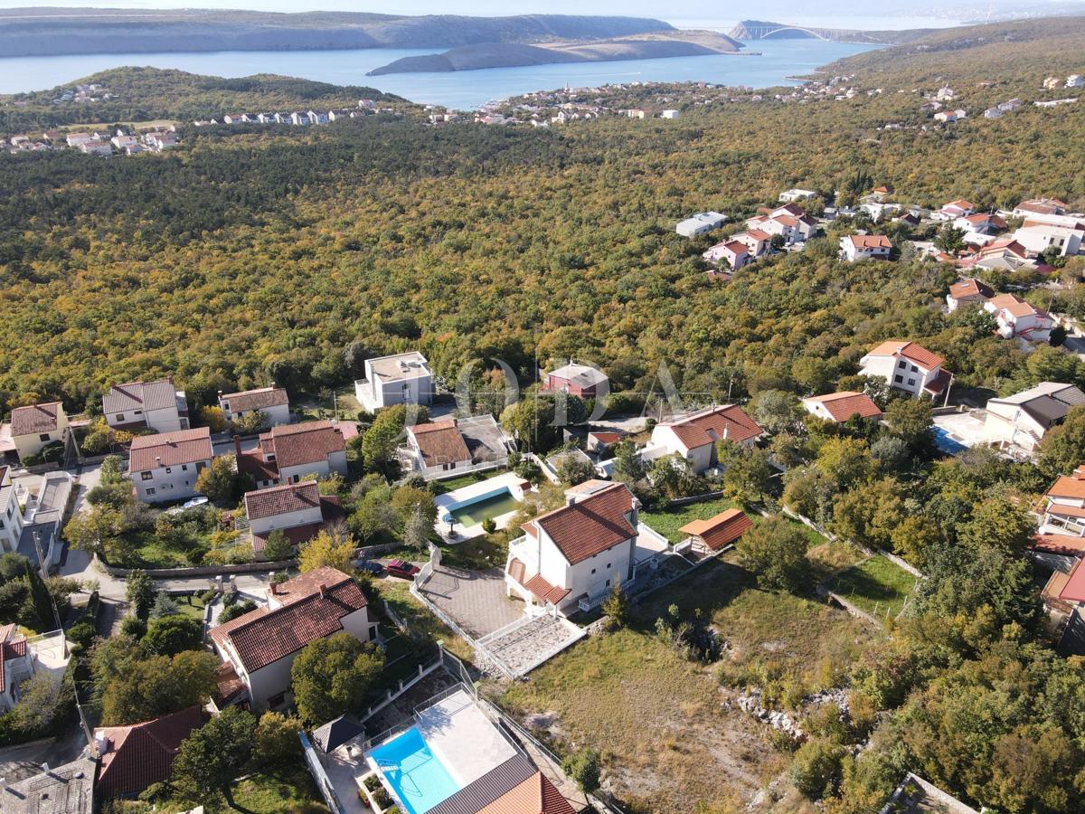 Casa con piscina e due garage