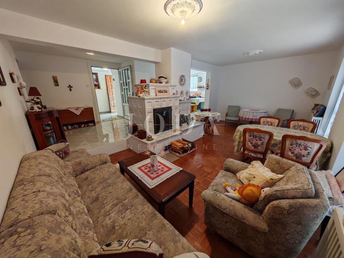 Casa con piscina e due garage