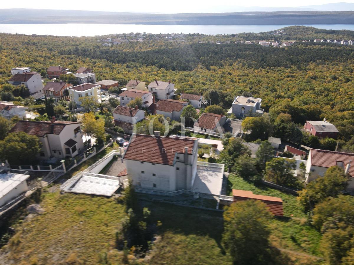 Casa con piscina e due garage