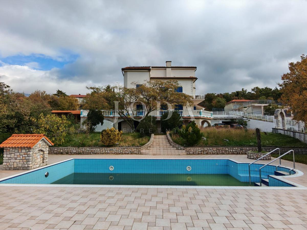 Casa con piscina e due garage