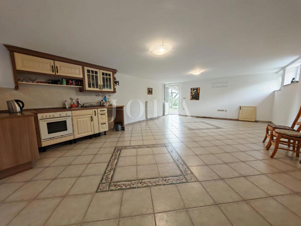 Casa con piscina e due garage