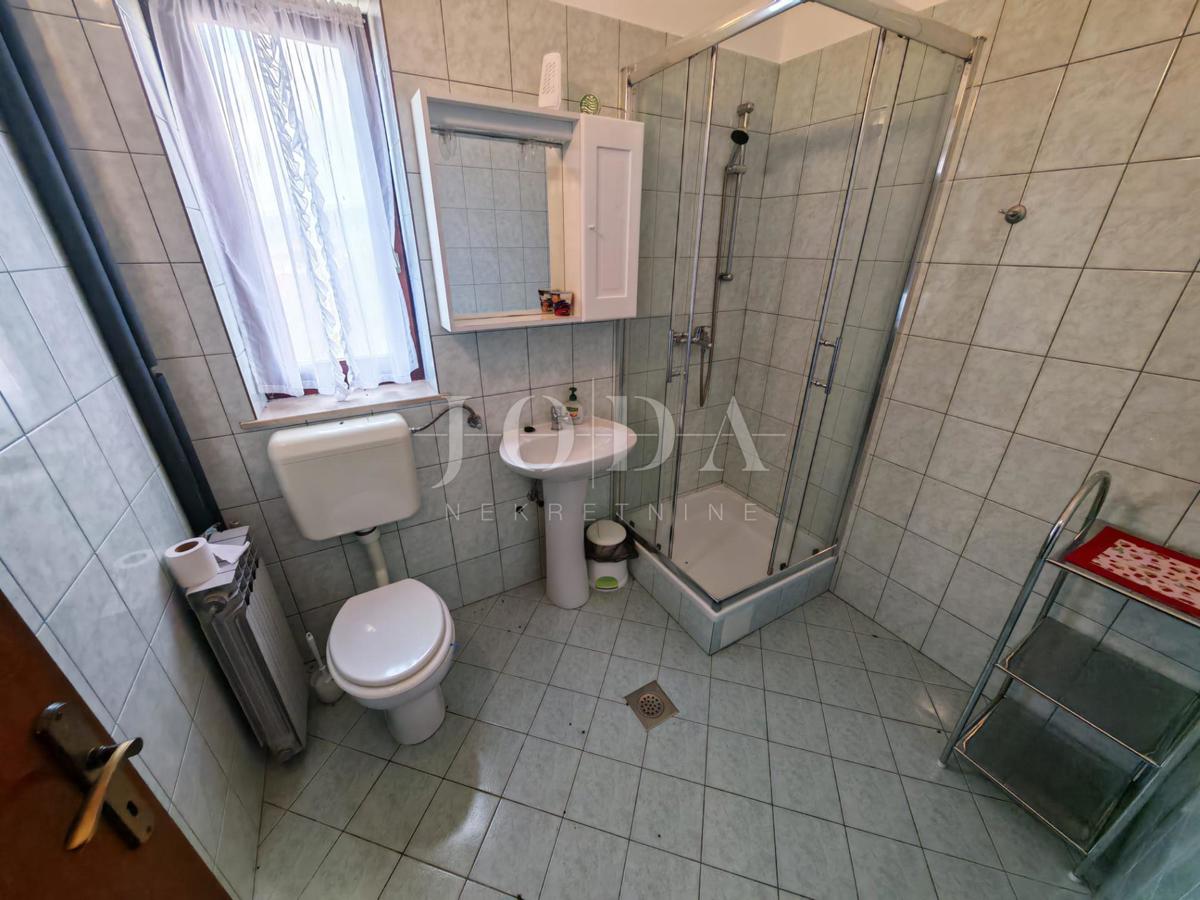 Casa con piscina e due garage