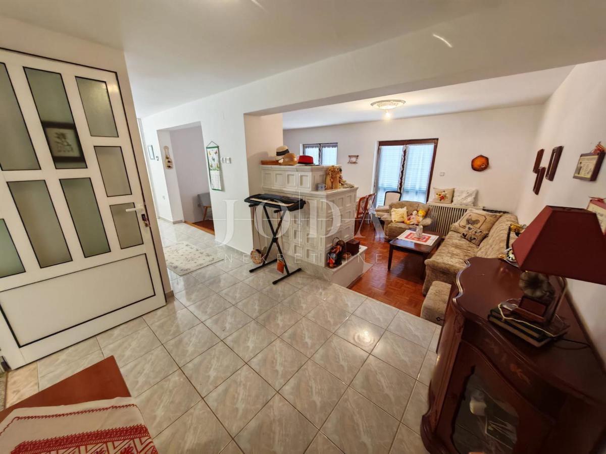 Casa con piscina e due garage