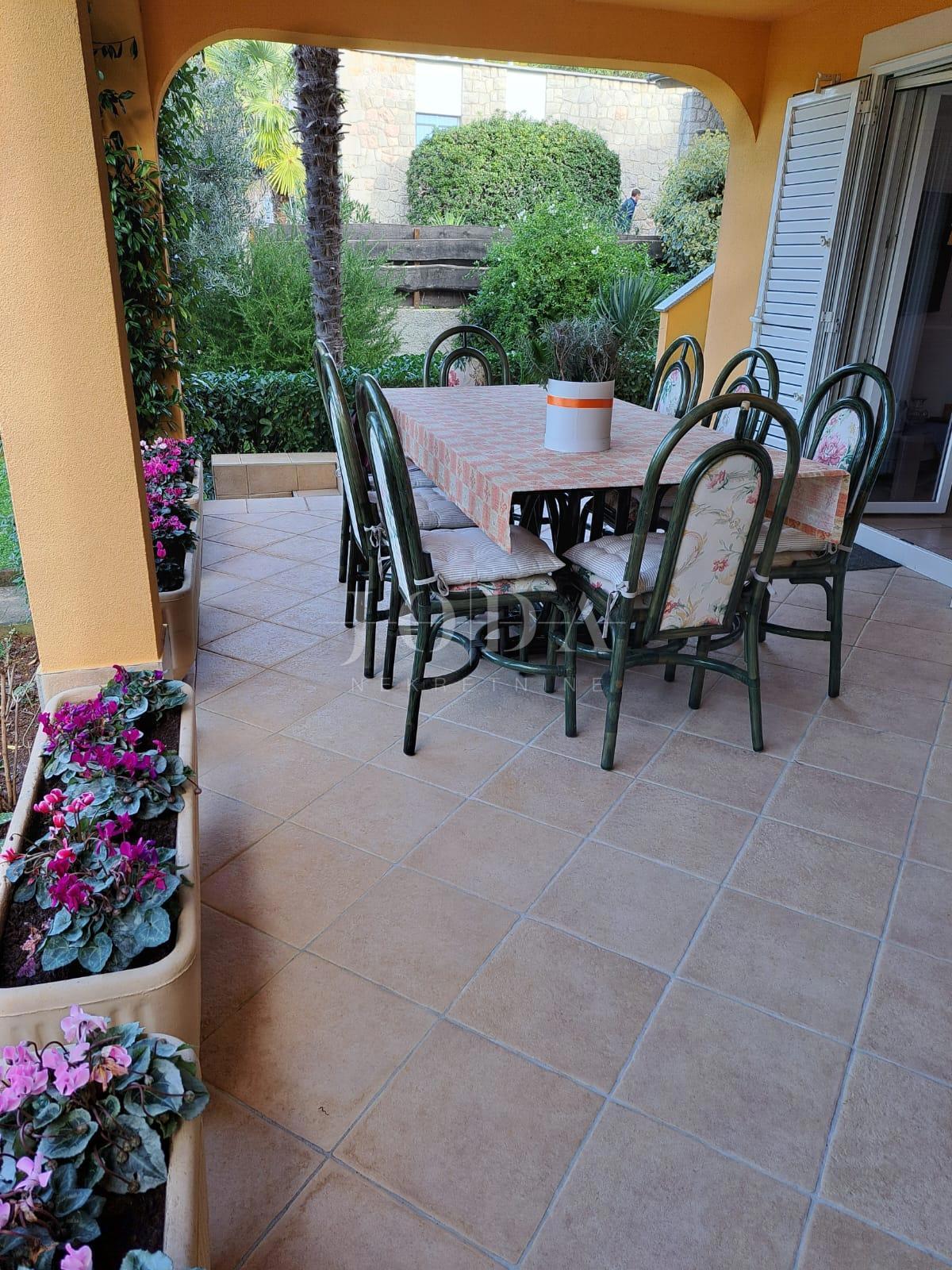 Semi-detached house with 3 apartments, 80 meters from the sea