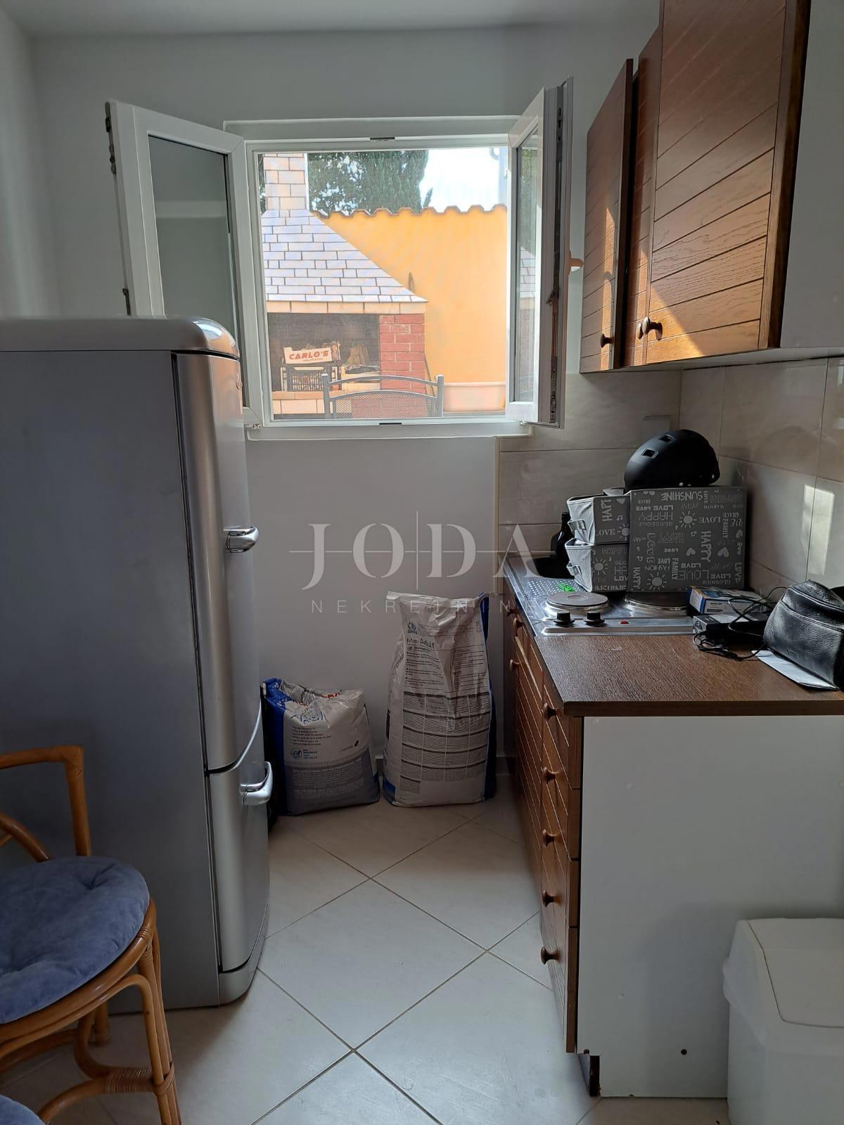 Semi-detached house with 3 apartments, 80 meters from the sea