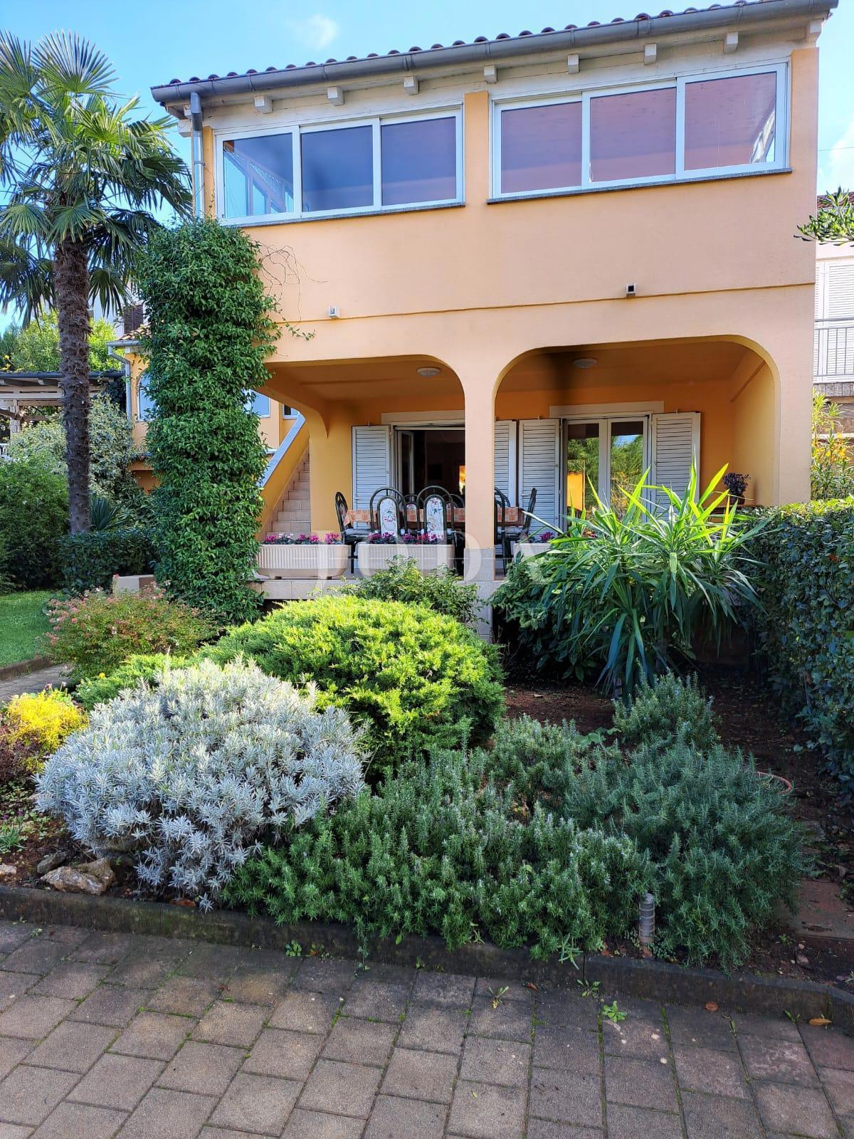 Semi-detached house with 3 apartments, 80 meters from the sea