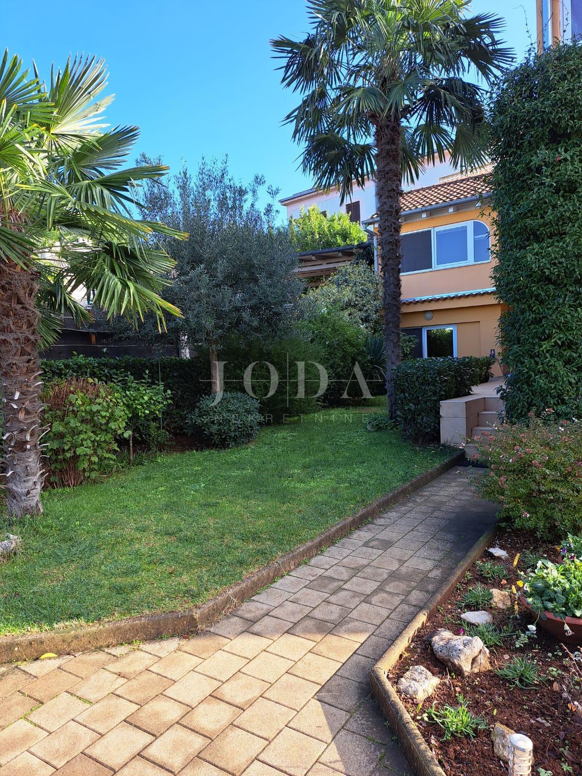 Semi-detached house with 3 apartments, 80 meters from the sea