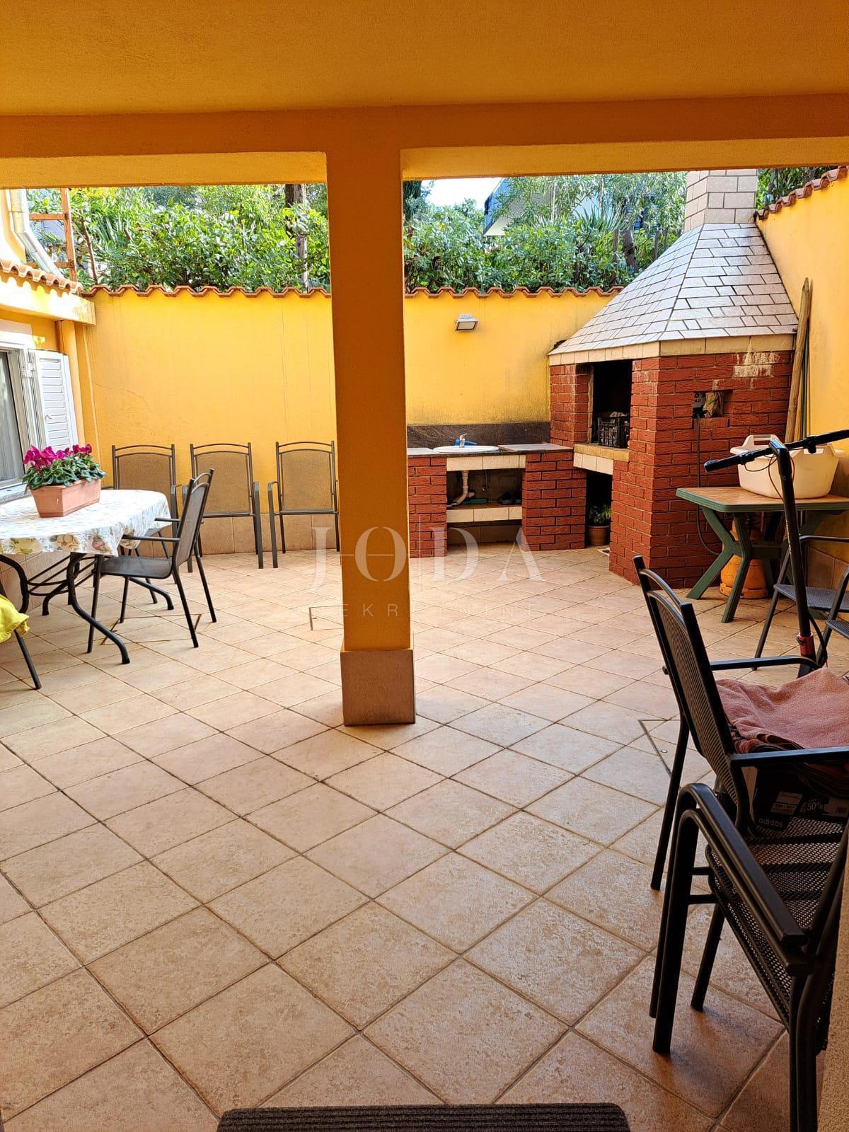 Semi-detached house with 3 apartments, 80 meters from the sea