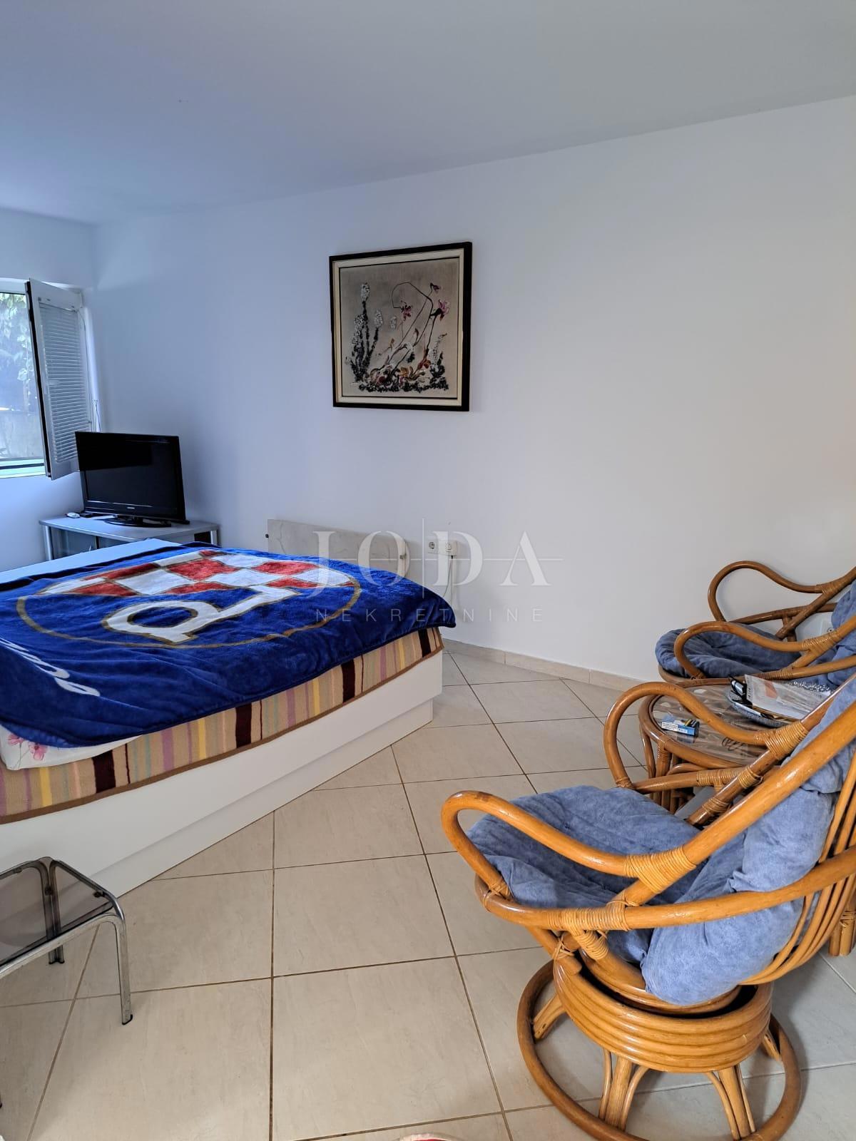 Semi-detached house with 3 apartments, 80 meters from the sea