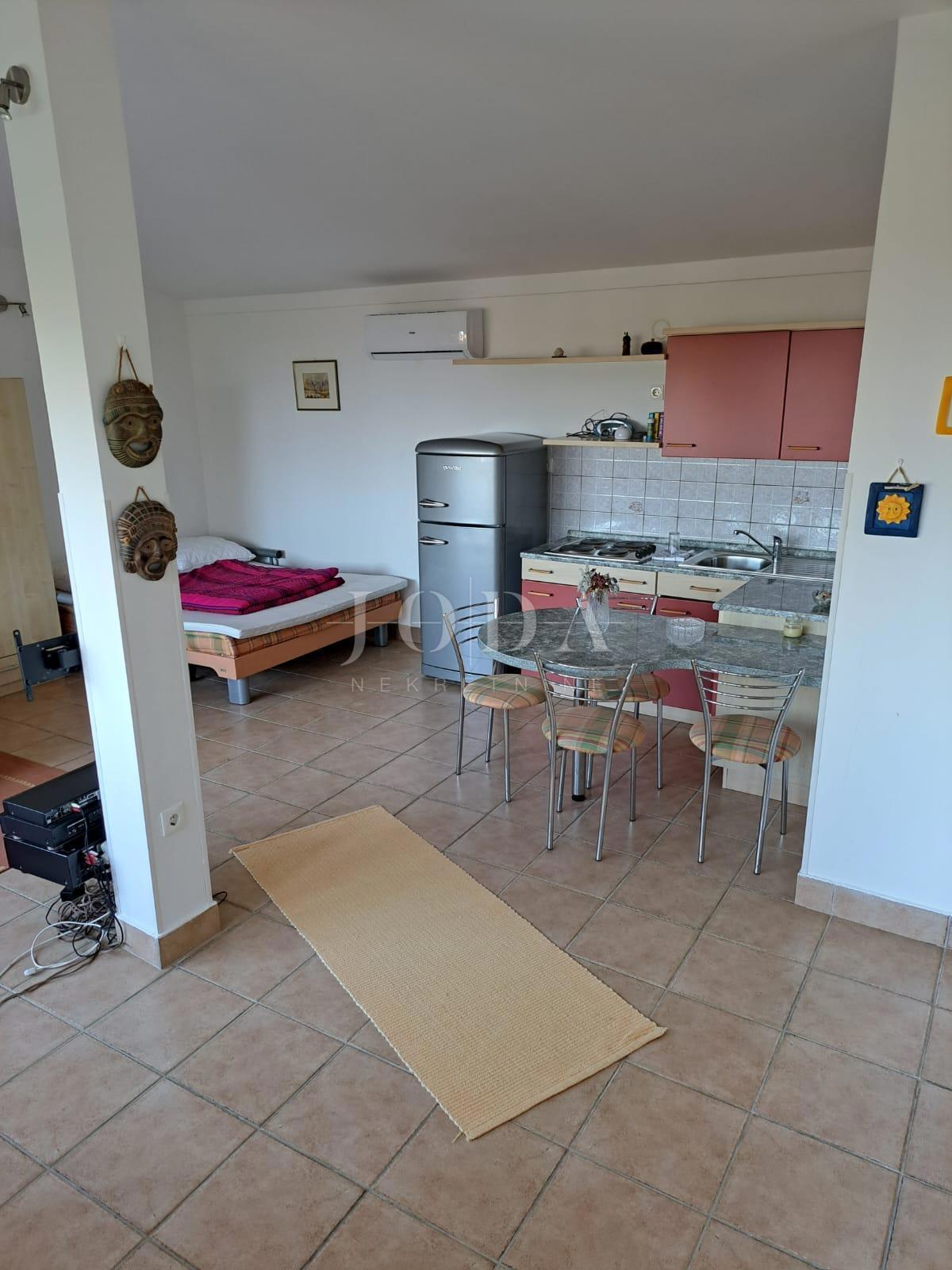 Semi-detached house with 3 apartments, 80 meters from the sea