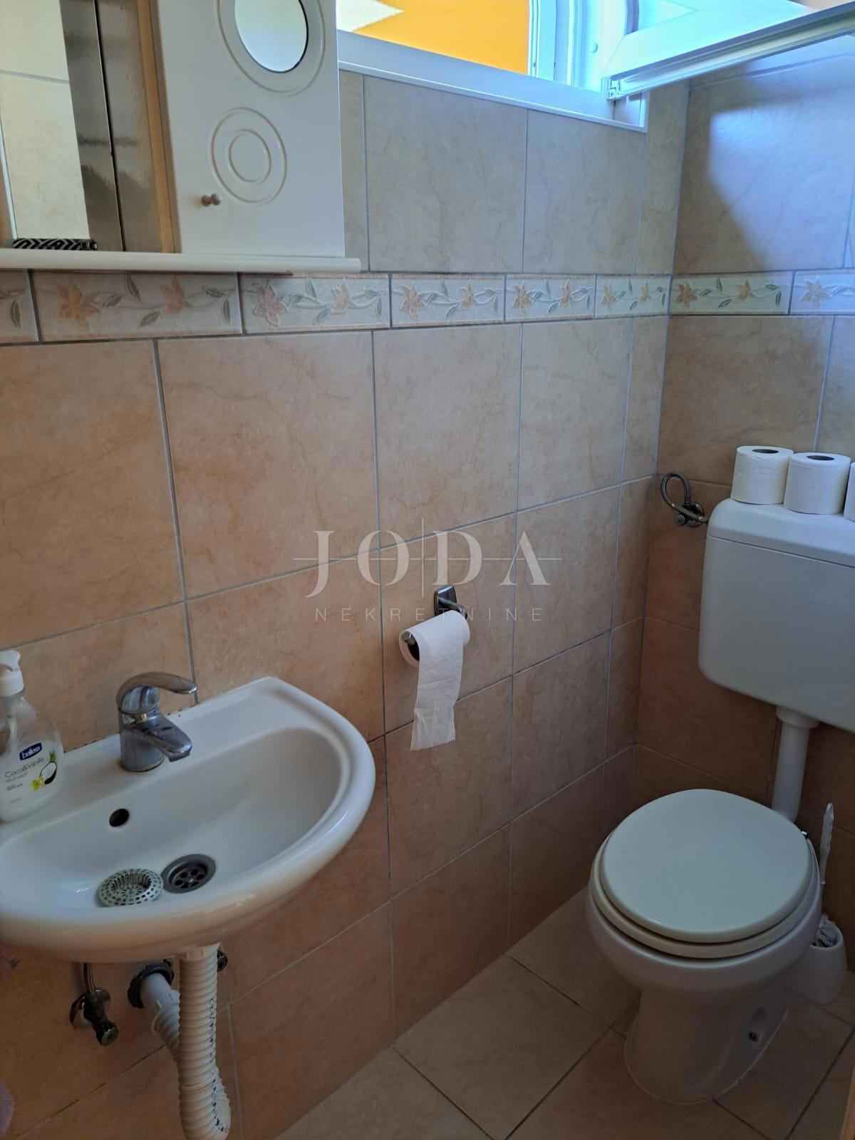 Semi-detached house with 3 apartments, 80 meters from the sea