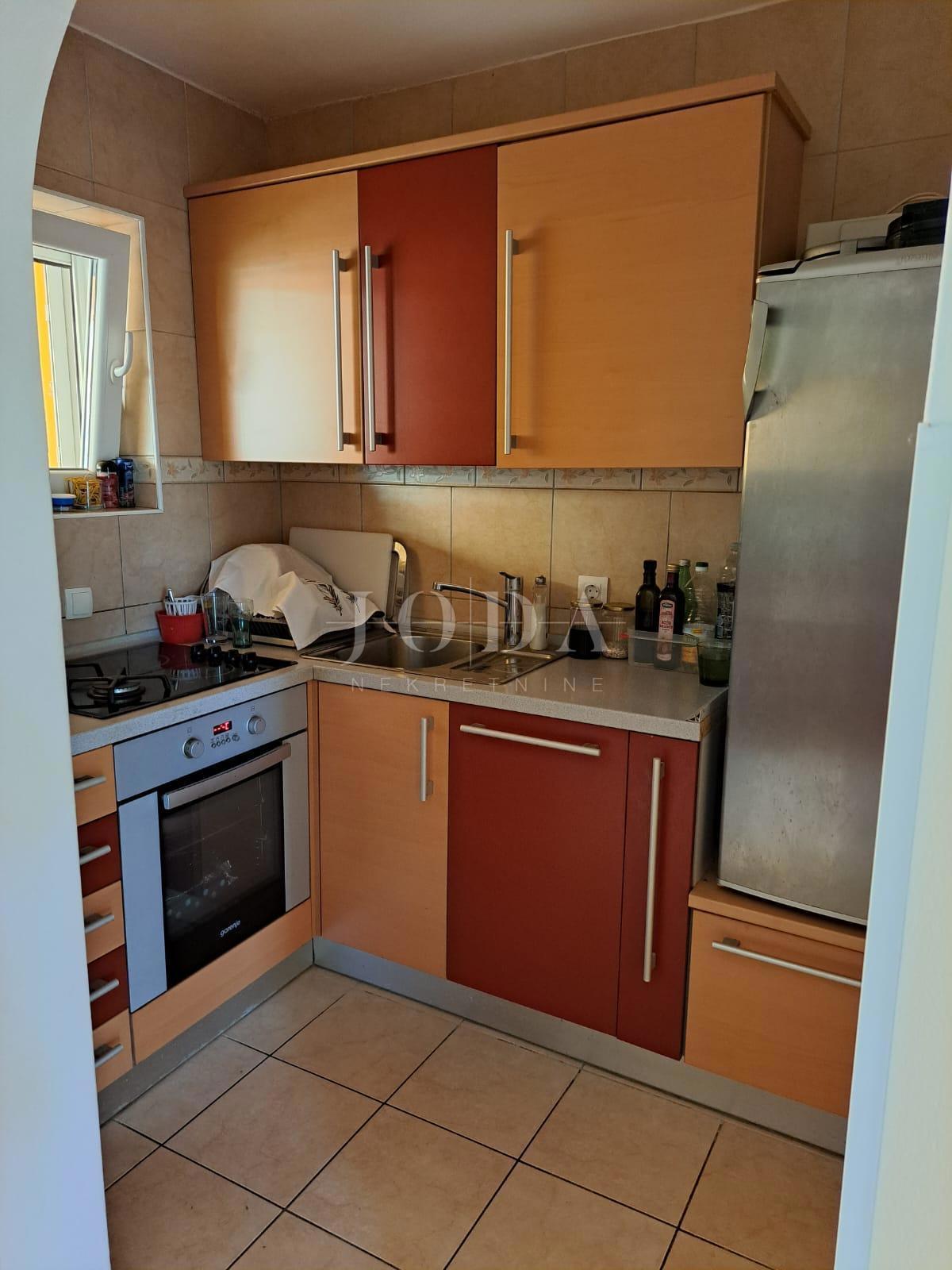 Semi-detached house with 3 apartments, 80 meters from the sea