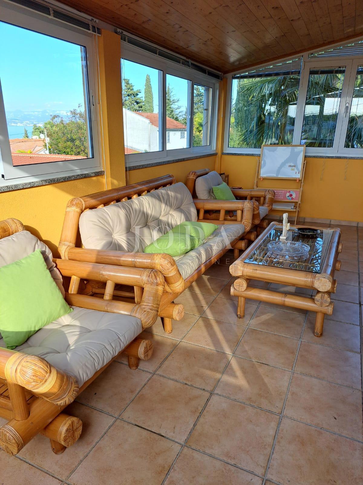 Semi-detached house with 3 apartments, 80 meters from the sea