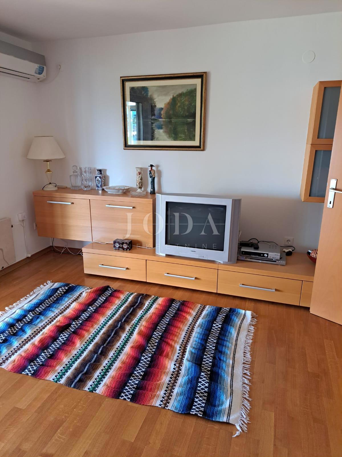 Semi-detached house with 3 apartments, 80 meters from the sea