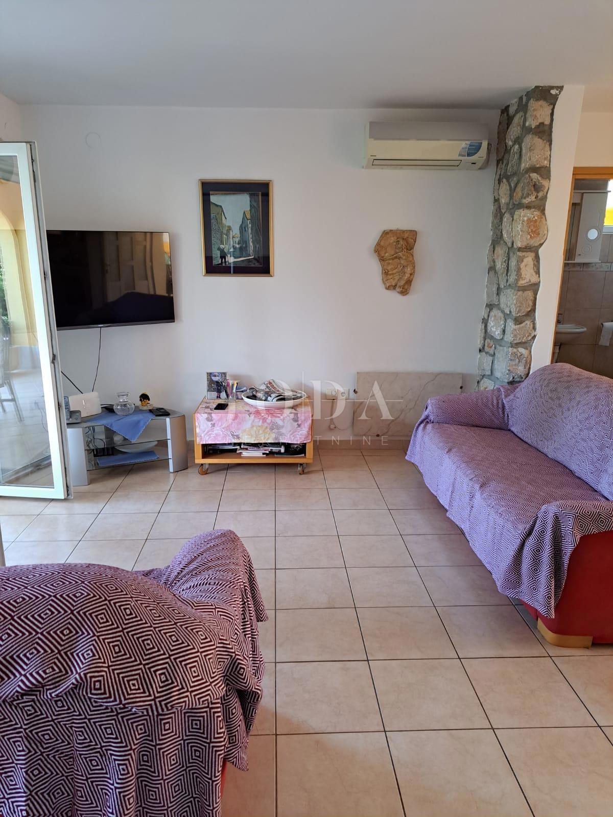 Semi-detached house with 3 apartments, 80 meters from the sea