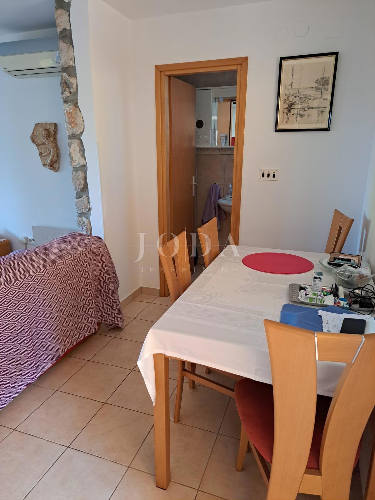 Semi-detached house with 3 apartments, 80 meters from the sea