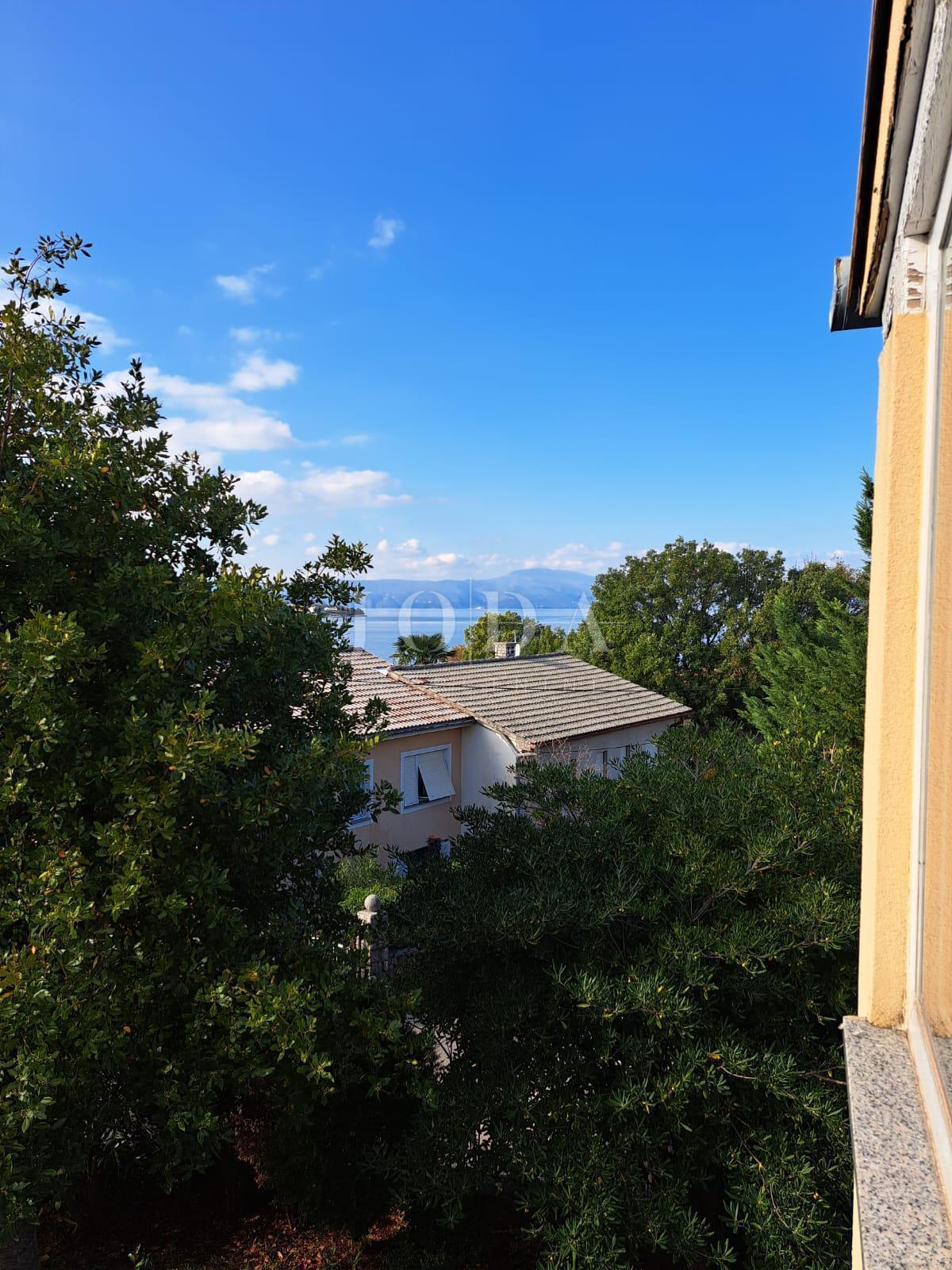 Semi-detached house with 3 apartments, 80 meters from the sea